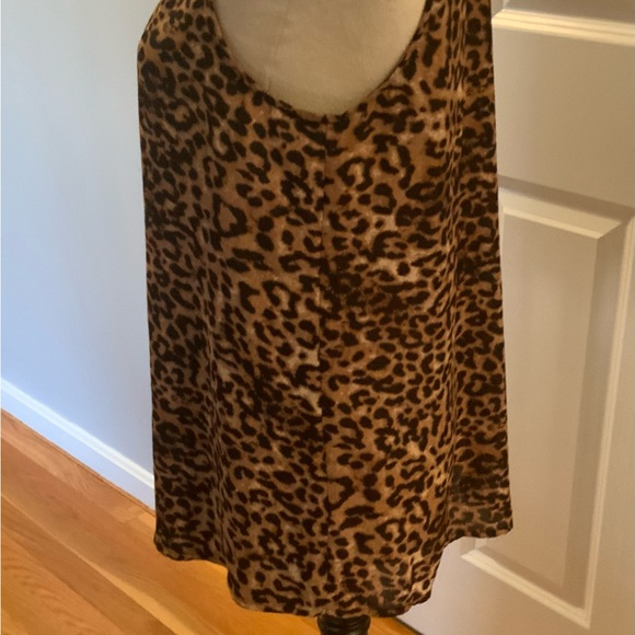 NWOT, 🔥SALE, BUY IT NOW🔥Woman’s animal print tunic top. Size medium. - Picture 5 of 8